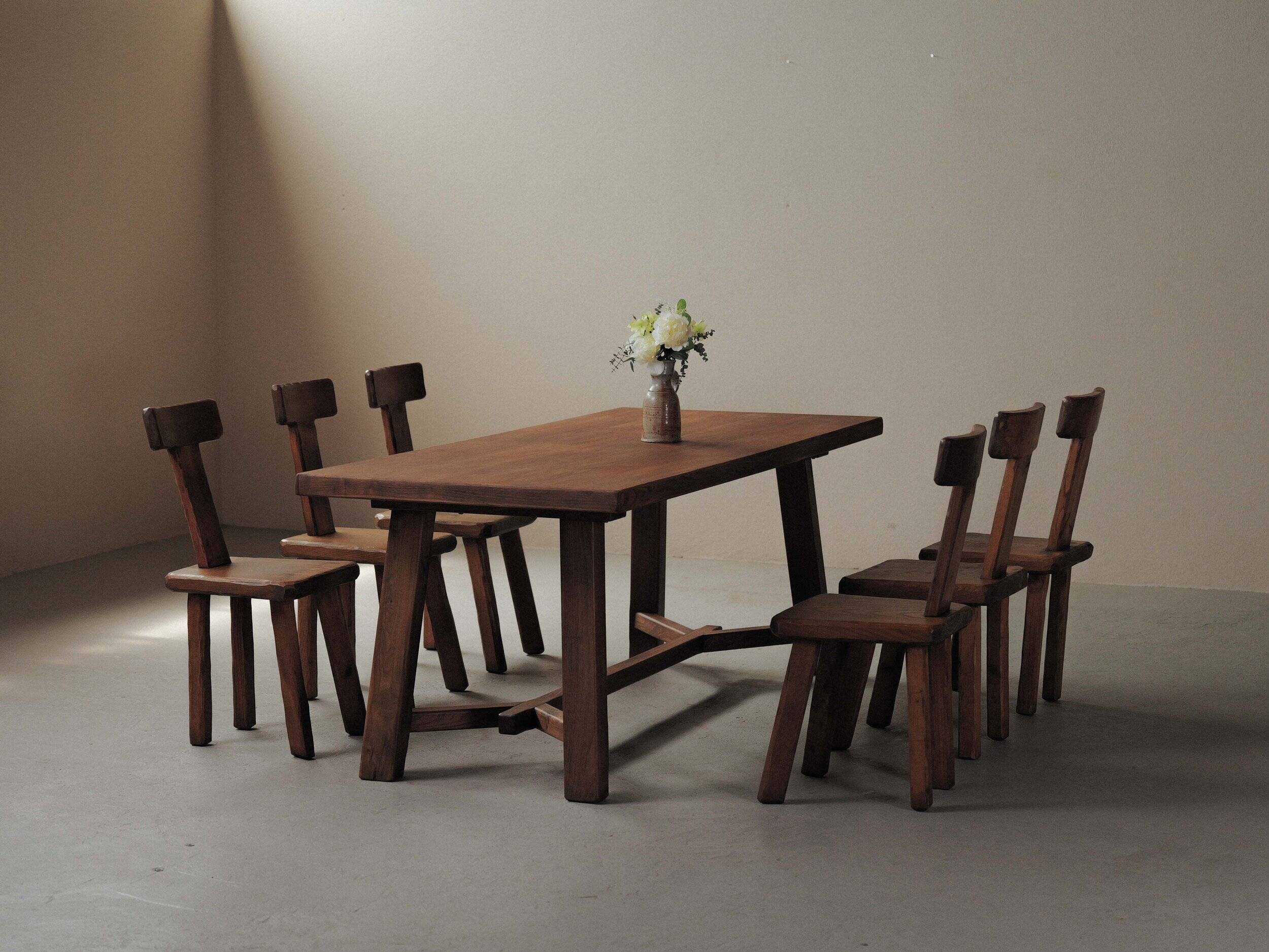 Suite de 6 chaises brutalistes en châtaignier, France, vers 1970