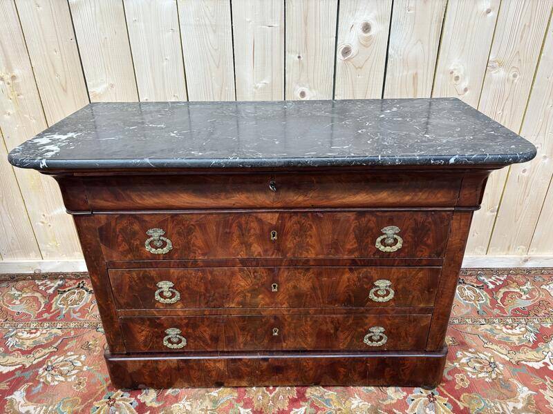 Commode époque restauration en placage d'acajou flammé