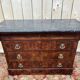 Commode époque restauration en placage d'acajou flammé