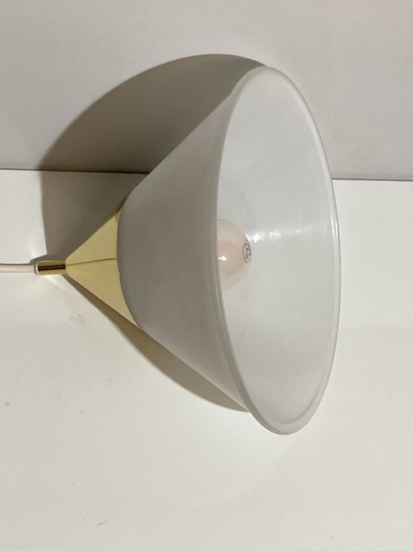 Suspension en laiton et verre opale par Limburg Glashütte