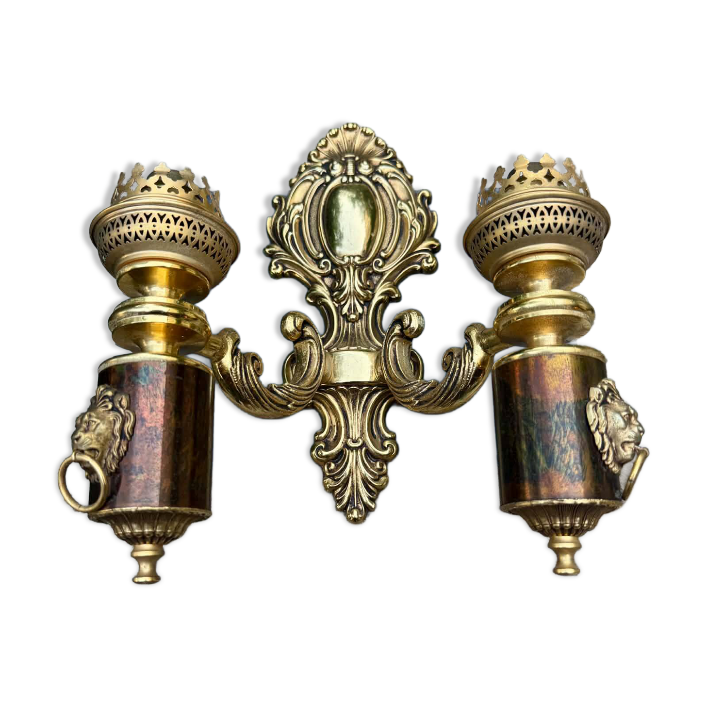 Wall light with 2 branches in baroque brass lion design.