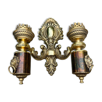 Wall light with 2 branches in baroque brass lion design.