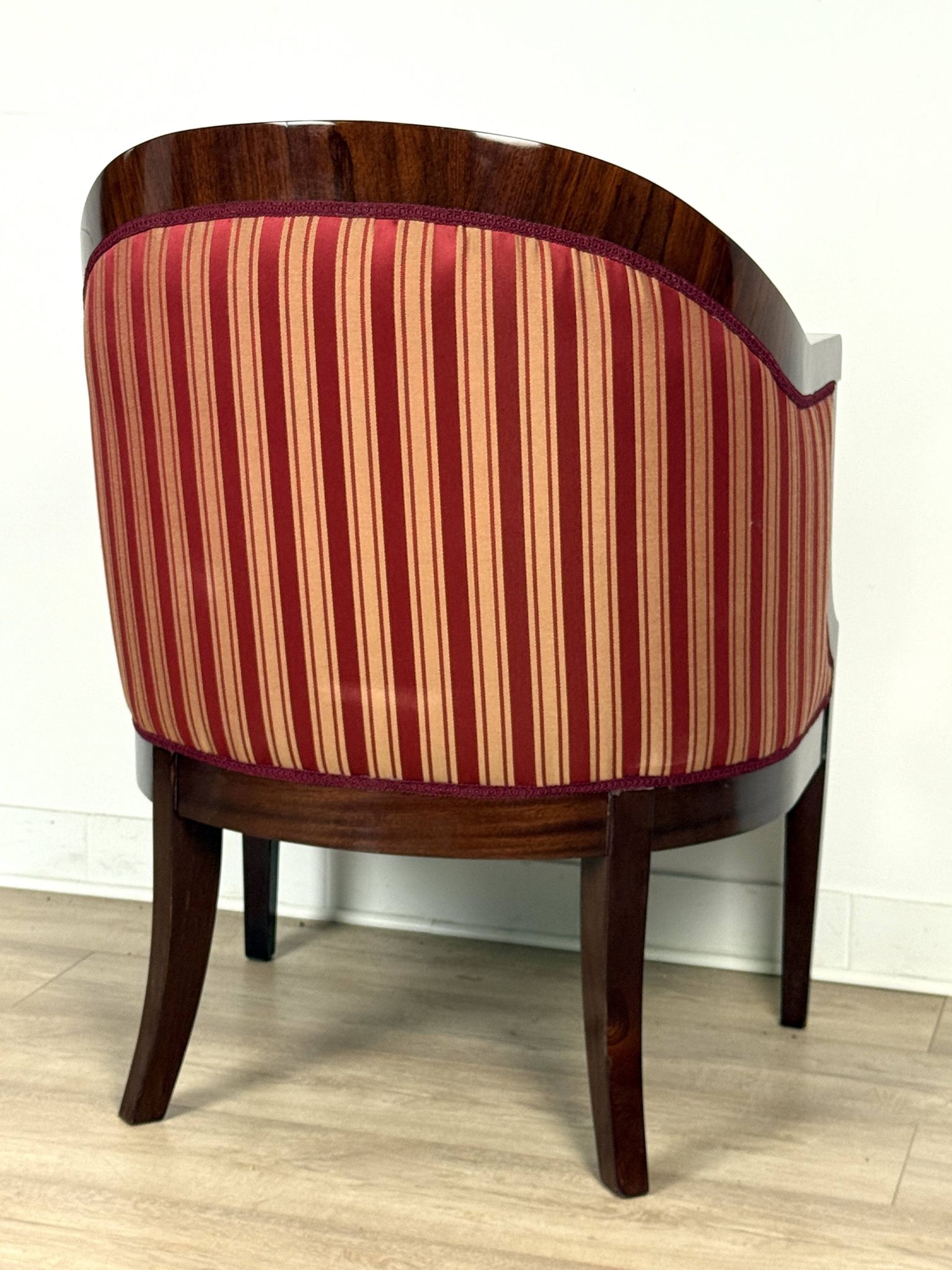 Elegant classic style armchair for the living room, walnut veneer and finished