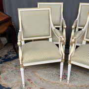 Fauteuils classiques Louis XVI. Bois massif.