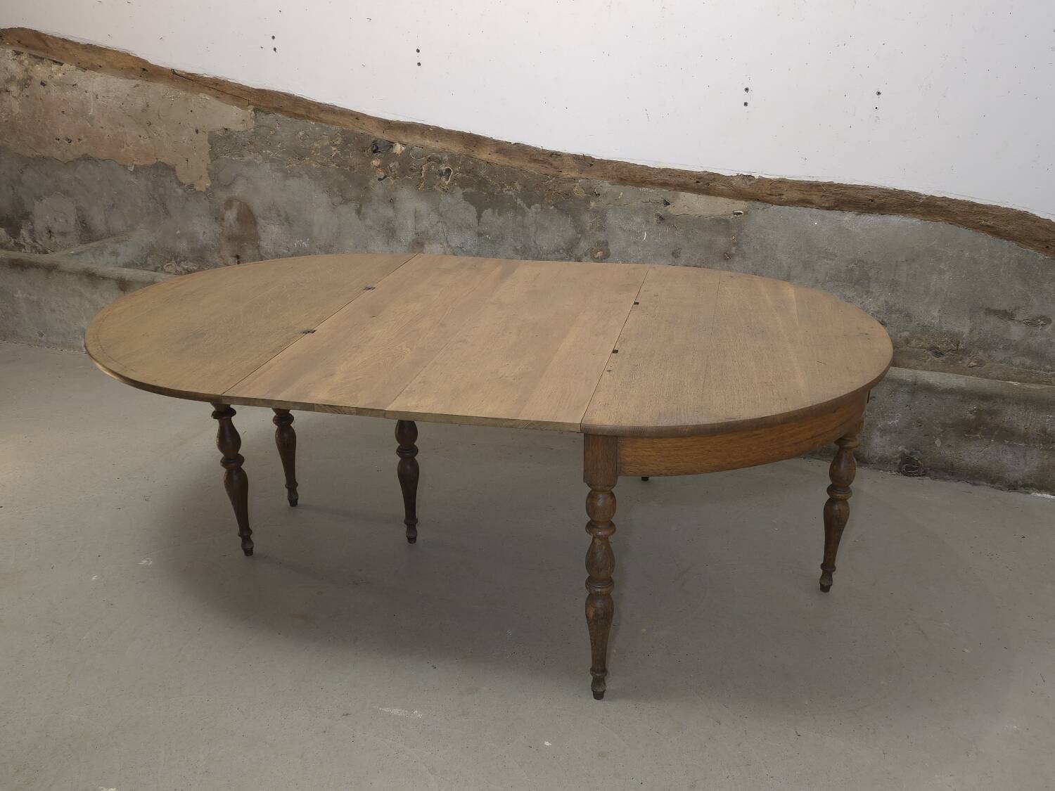 Extendable half-moon round oak table for 2 to 8 people