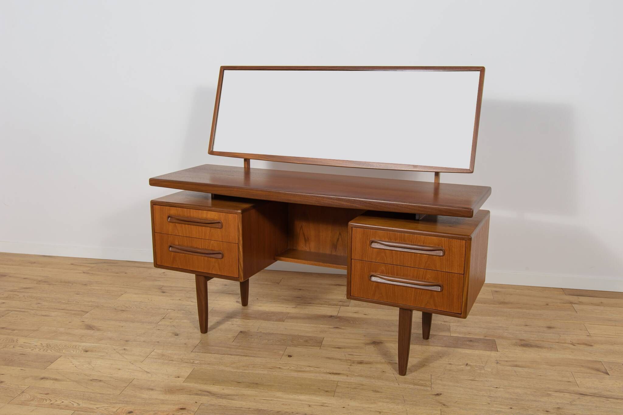 Table de maquillage en teck du milieu du siècle par Victor Wilkins pour G-Plan, Royaume-Uni, années 1960.