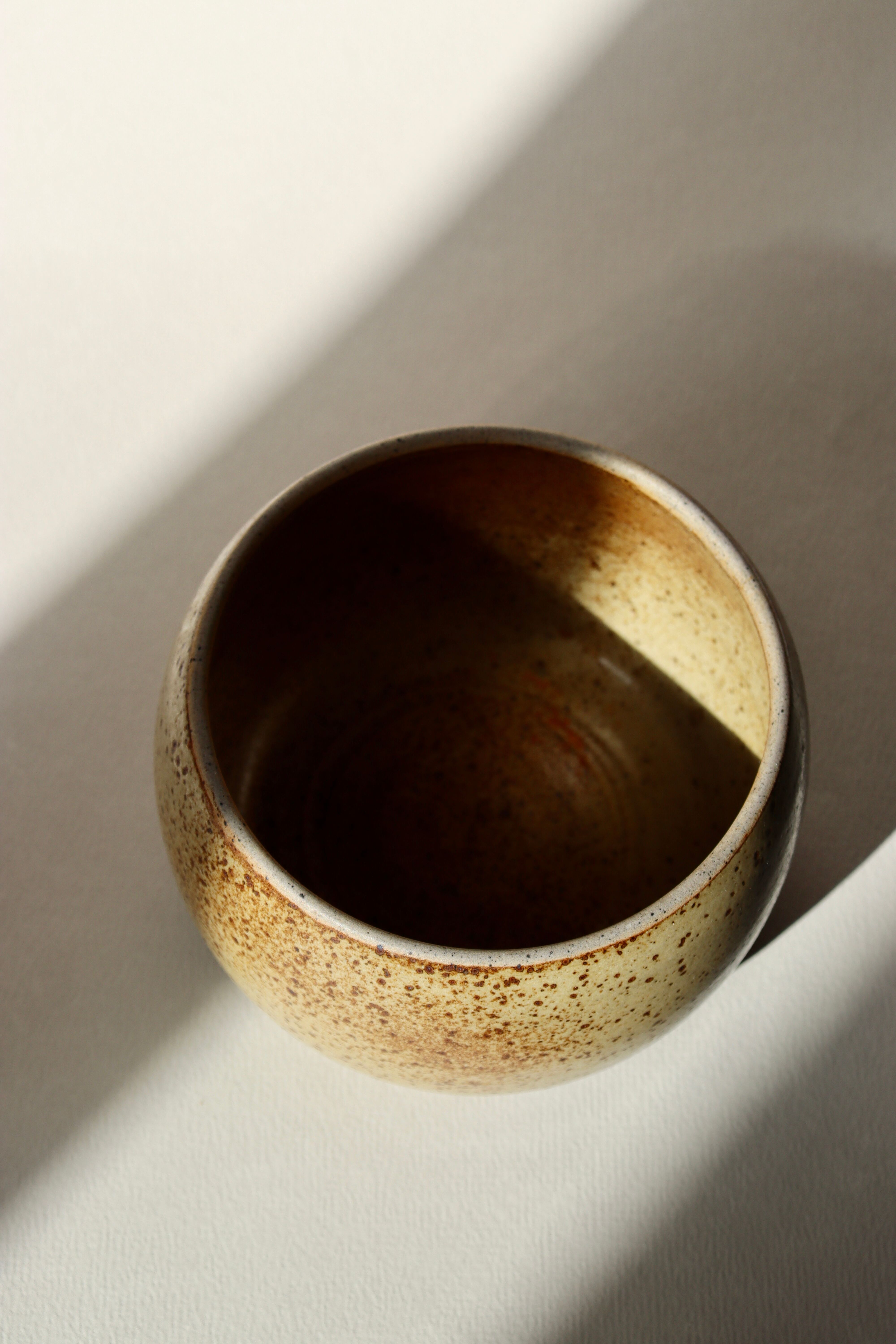 Pot en grès moucheté