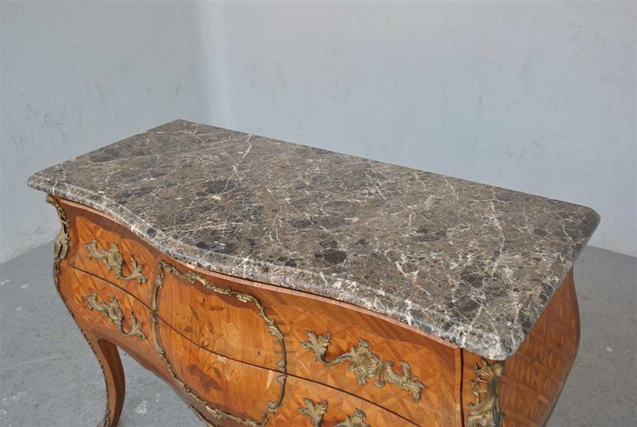 Commode de style Louis XV marbre brèche bronze doré XIXème