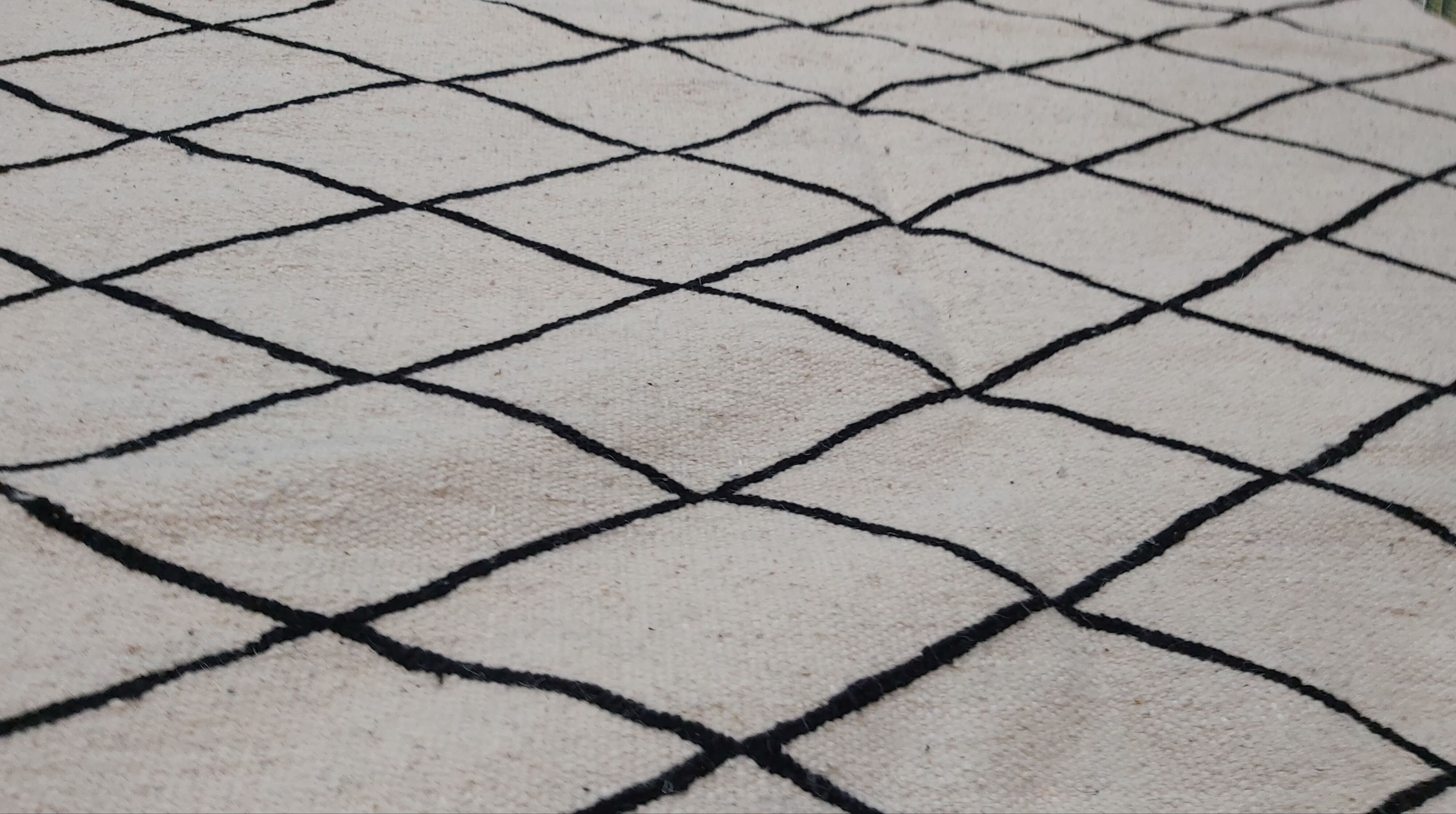 Handmade handmade Berber beige and black carpet in pure wool 216x147cm