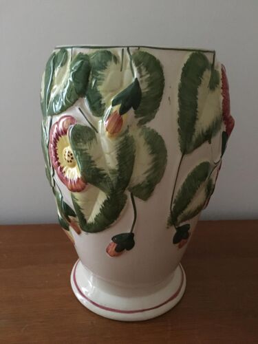 Vase en barbotine motifs floraux numeroté