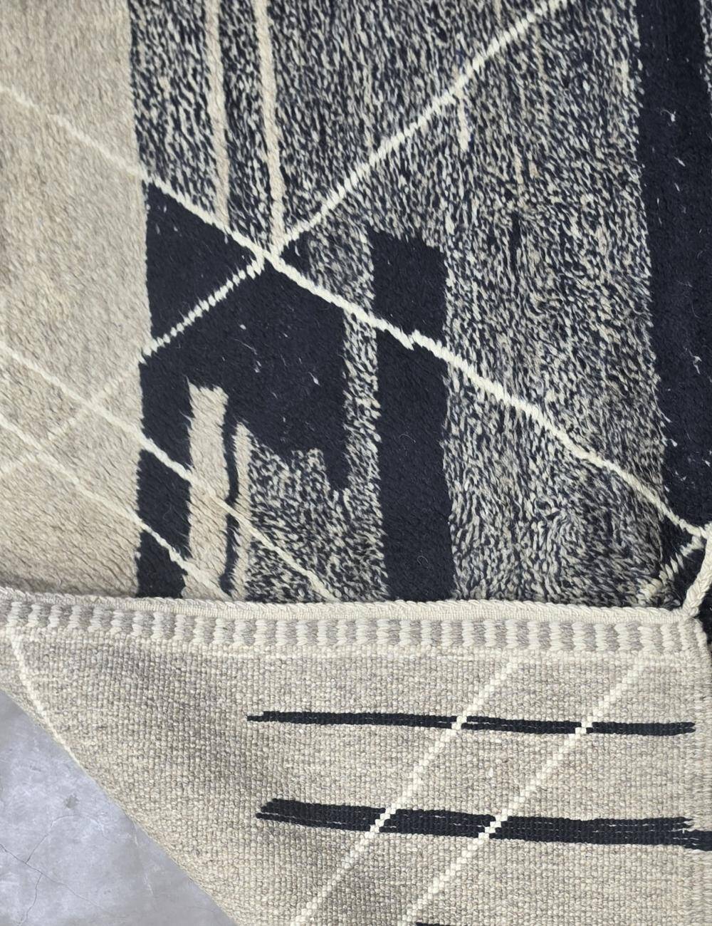 Beni M'Rirt Contemporary Rug - 238 x 134 cm