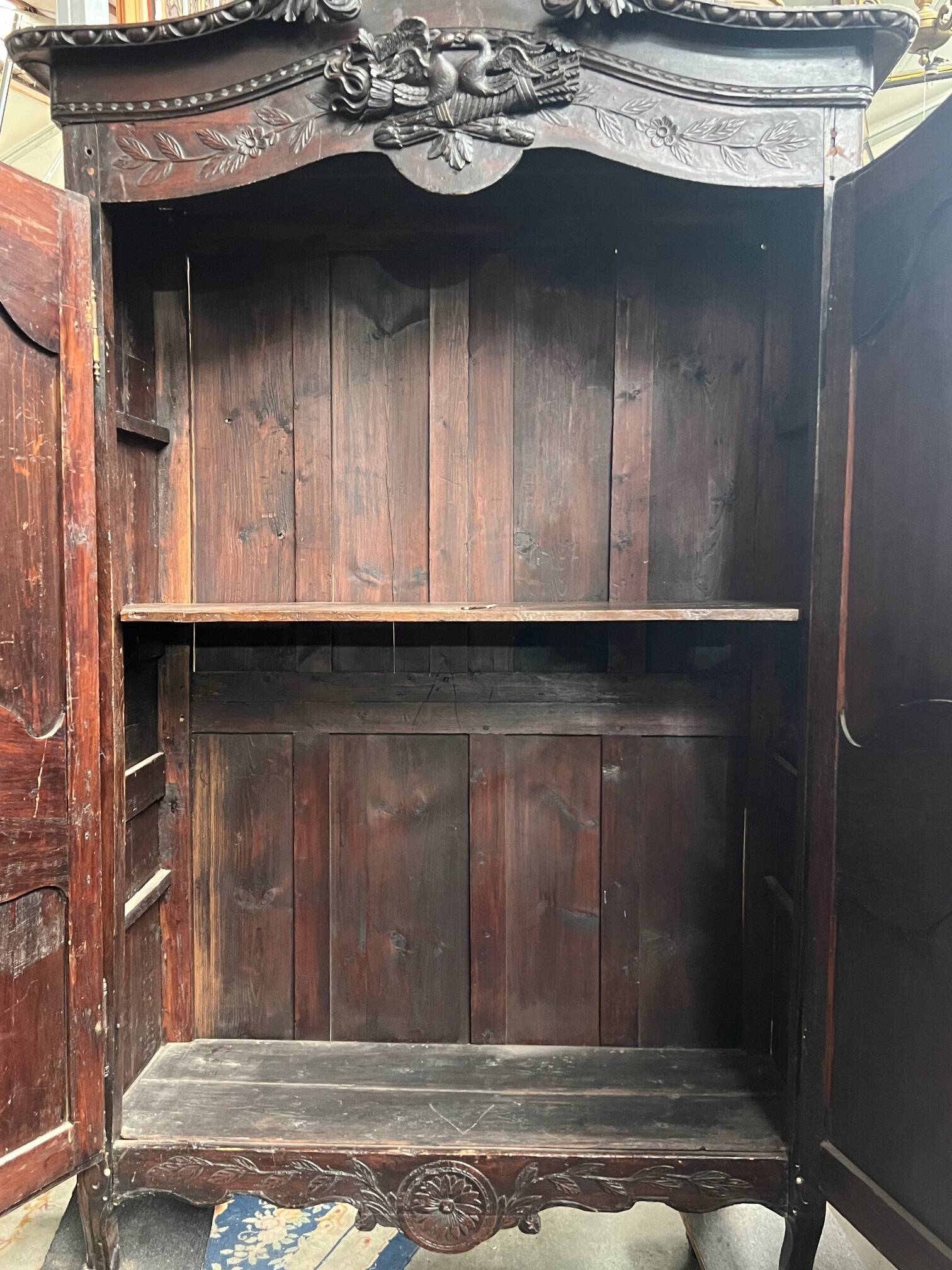 Armoire de mariage normande ancienne. Chêne sculpté.