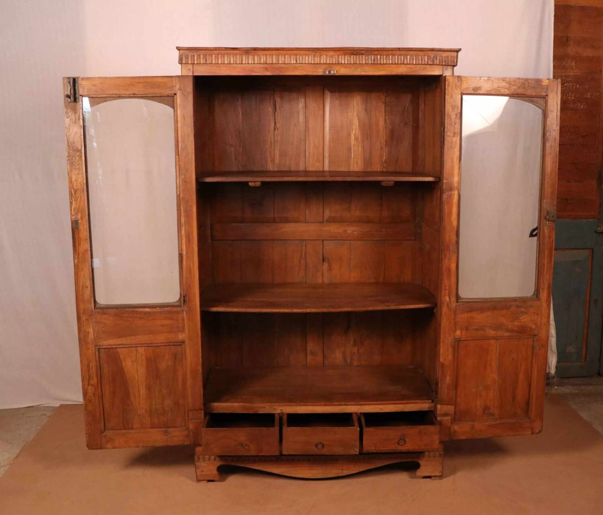 Ancienne vitrine bibliothèque art déco en teck birman