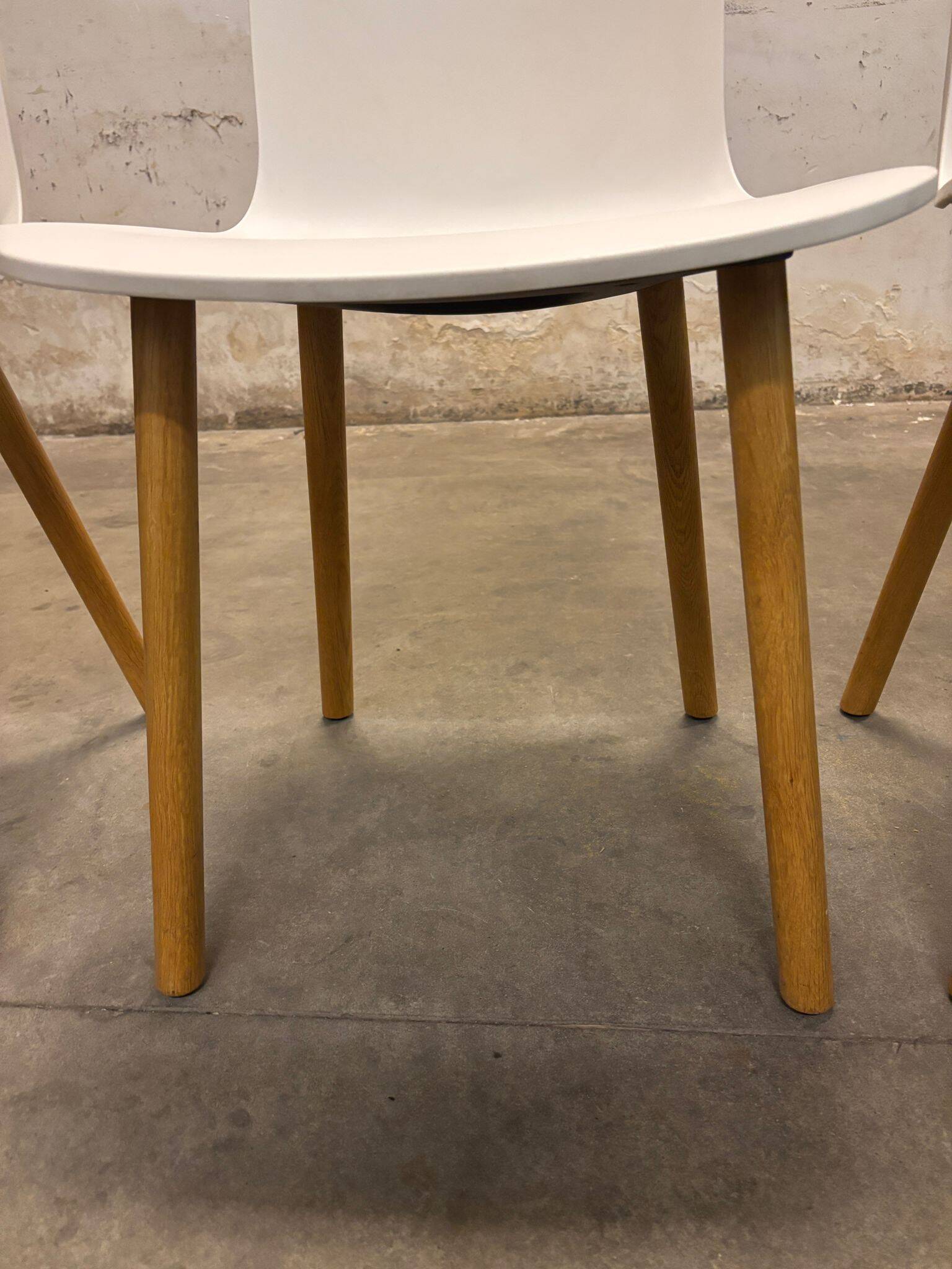 3 Vitra Hal Jasper Morrison, plastic and wood – white – work chair