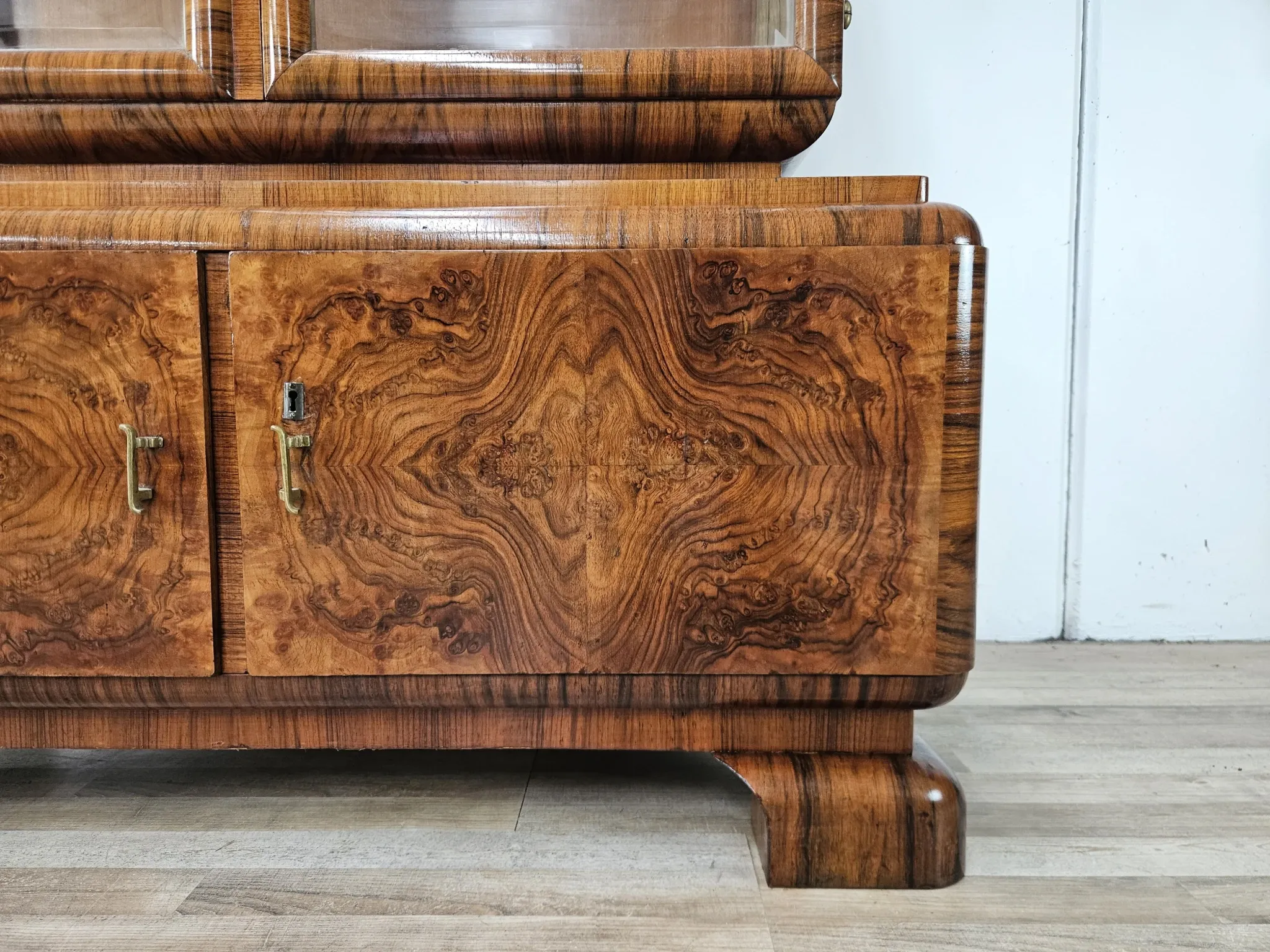 French Art Decò display cabinet from the 1940s in walnut