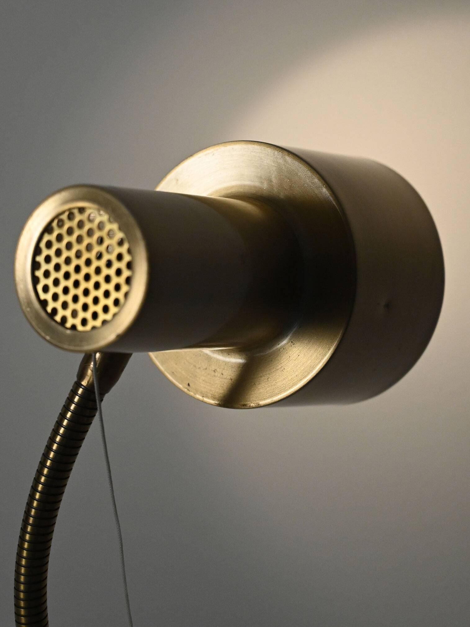 Lampadaire doré scandinave, années 60