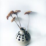 Ceramic vase pique flowers