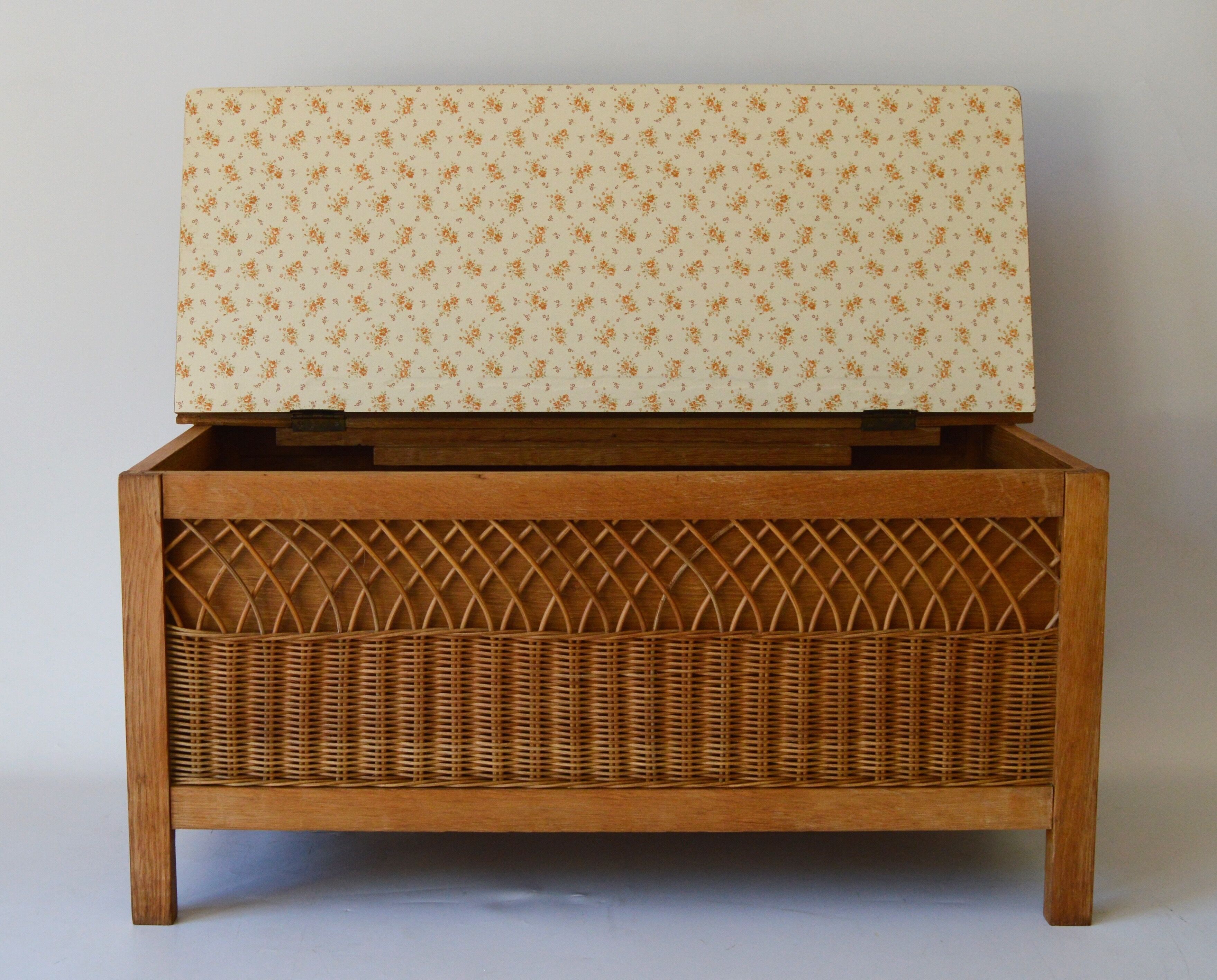 Rattan chest bench