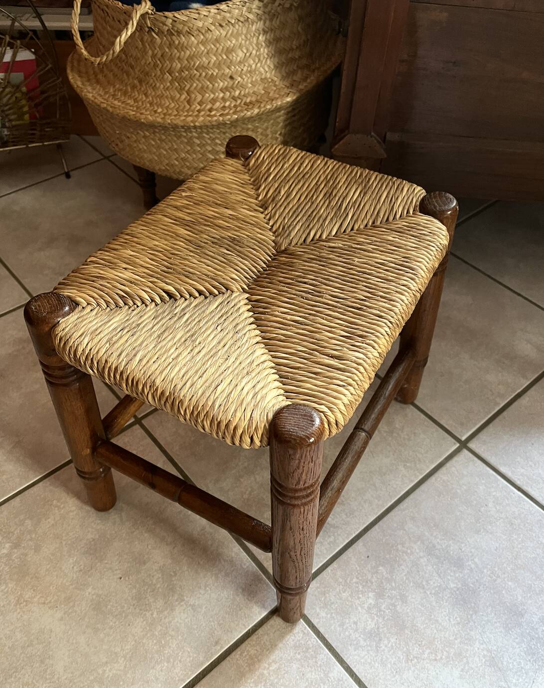 Tabouret bas en paille