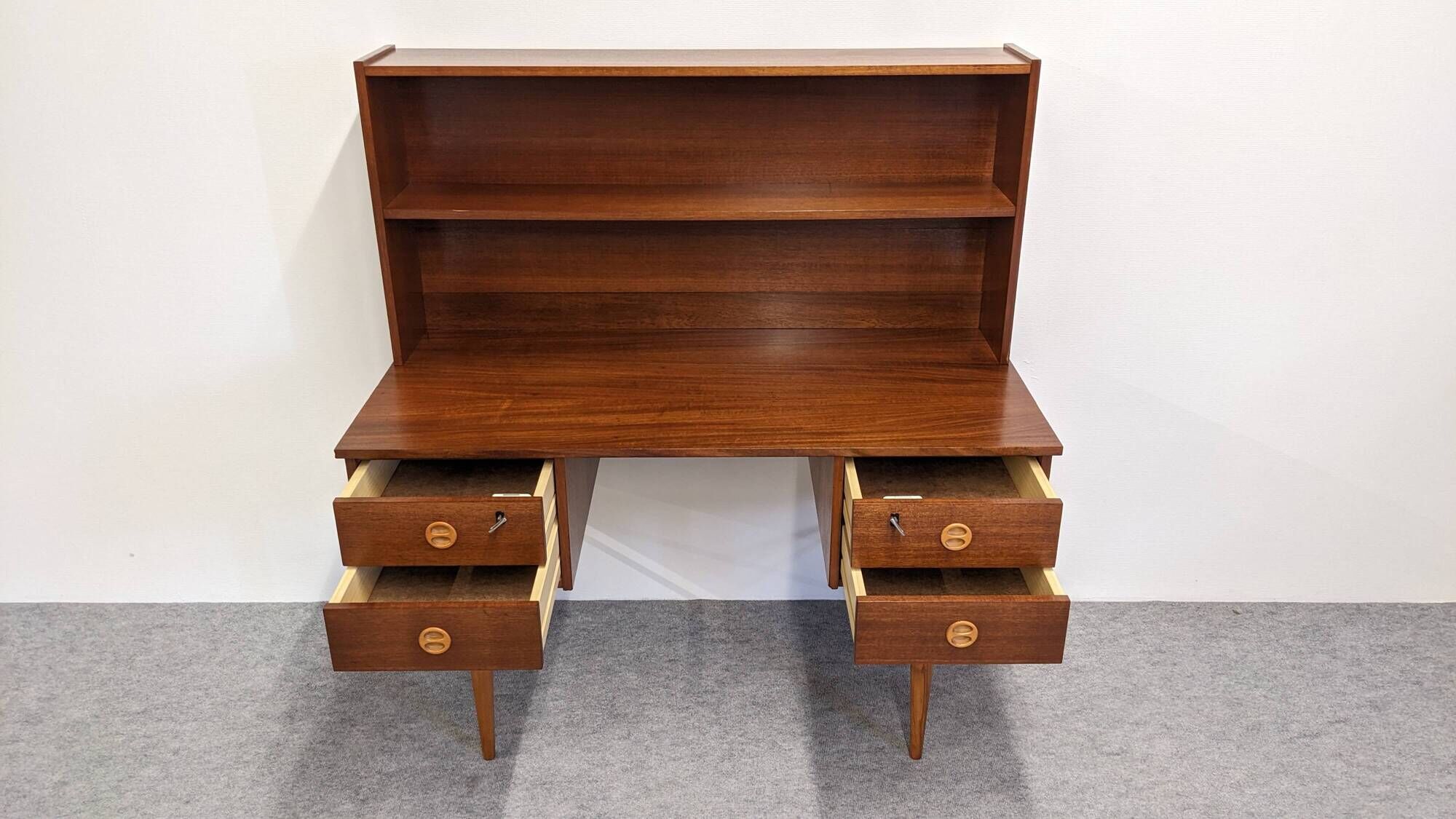 Desk and its removable shelf in Scandinavian style made of teak, RDA around 1960.