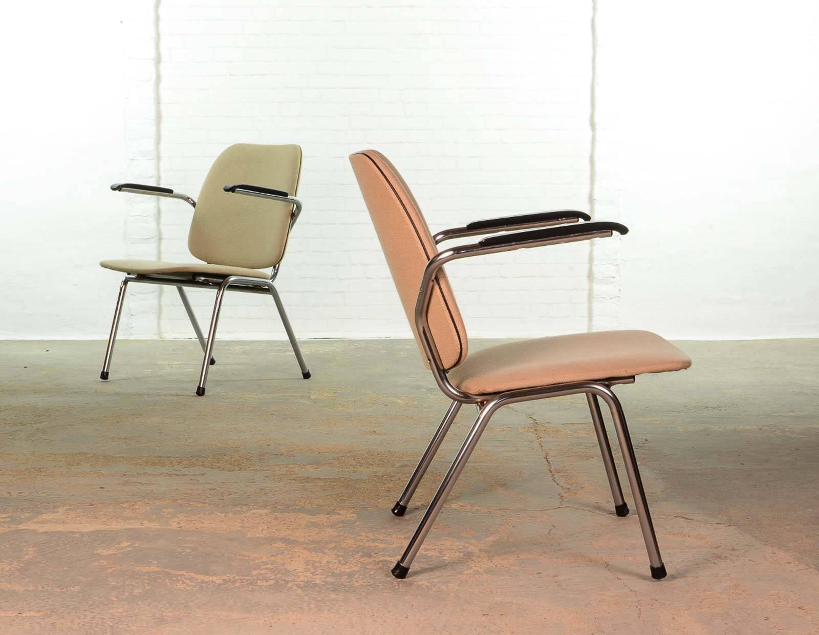 Fauteuils Gispen de Martin de Wit sur structure en acier chromé avec. Accoudoir en bakélite