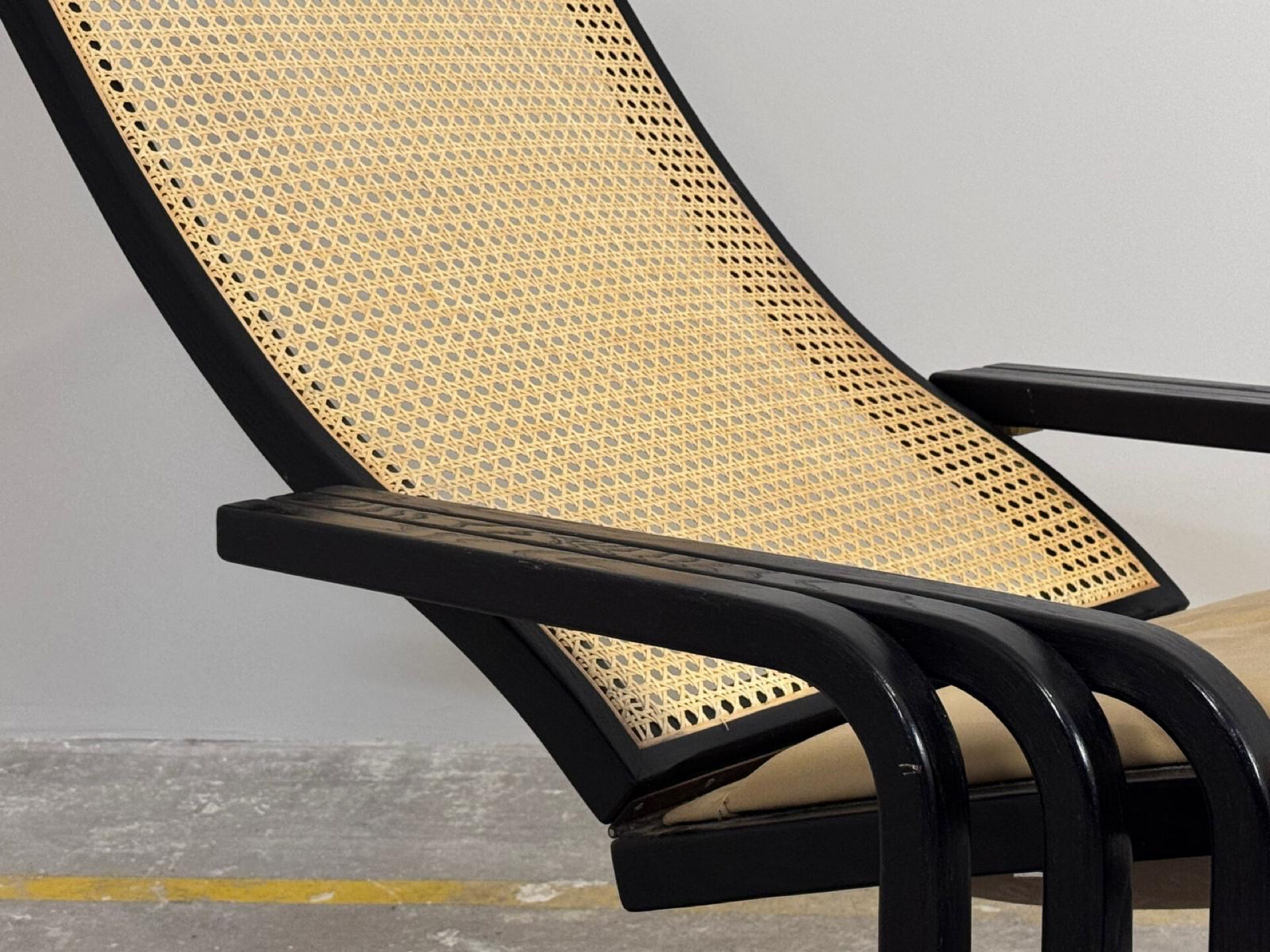 Rocking-chair viennois en bois courbé, cuir et cannage