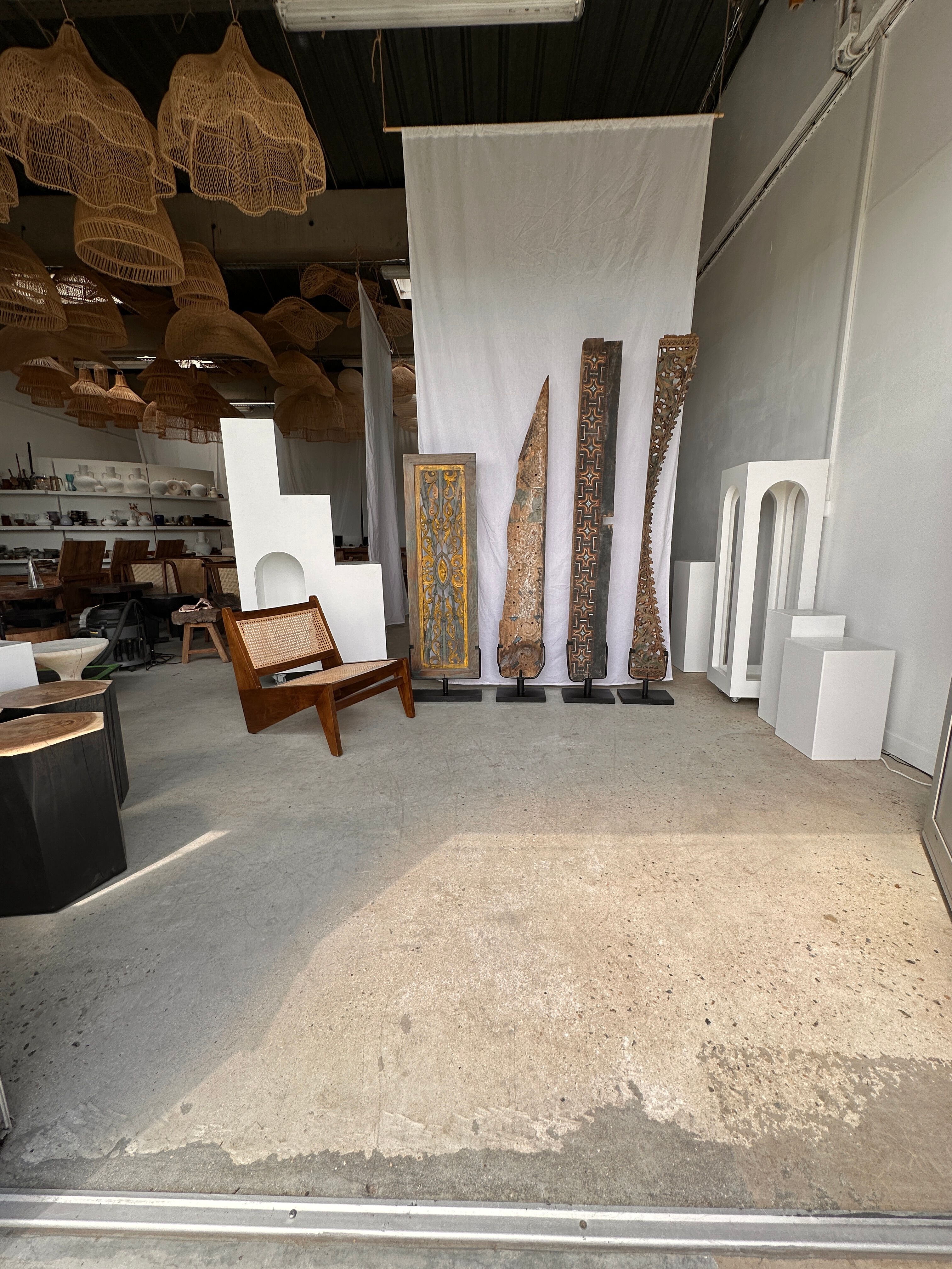 Rectangular Indonesian construction element with blue and yellow plant in carved wood