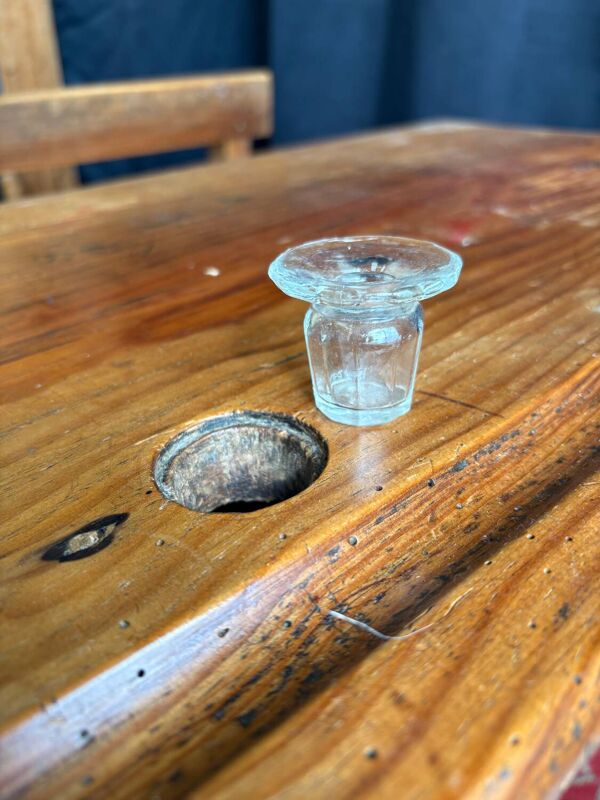Bureau d'écolier en bois avec banc intégré, France, années 1950