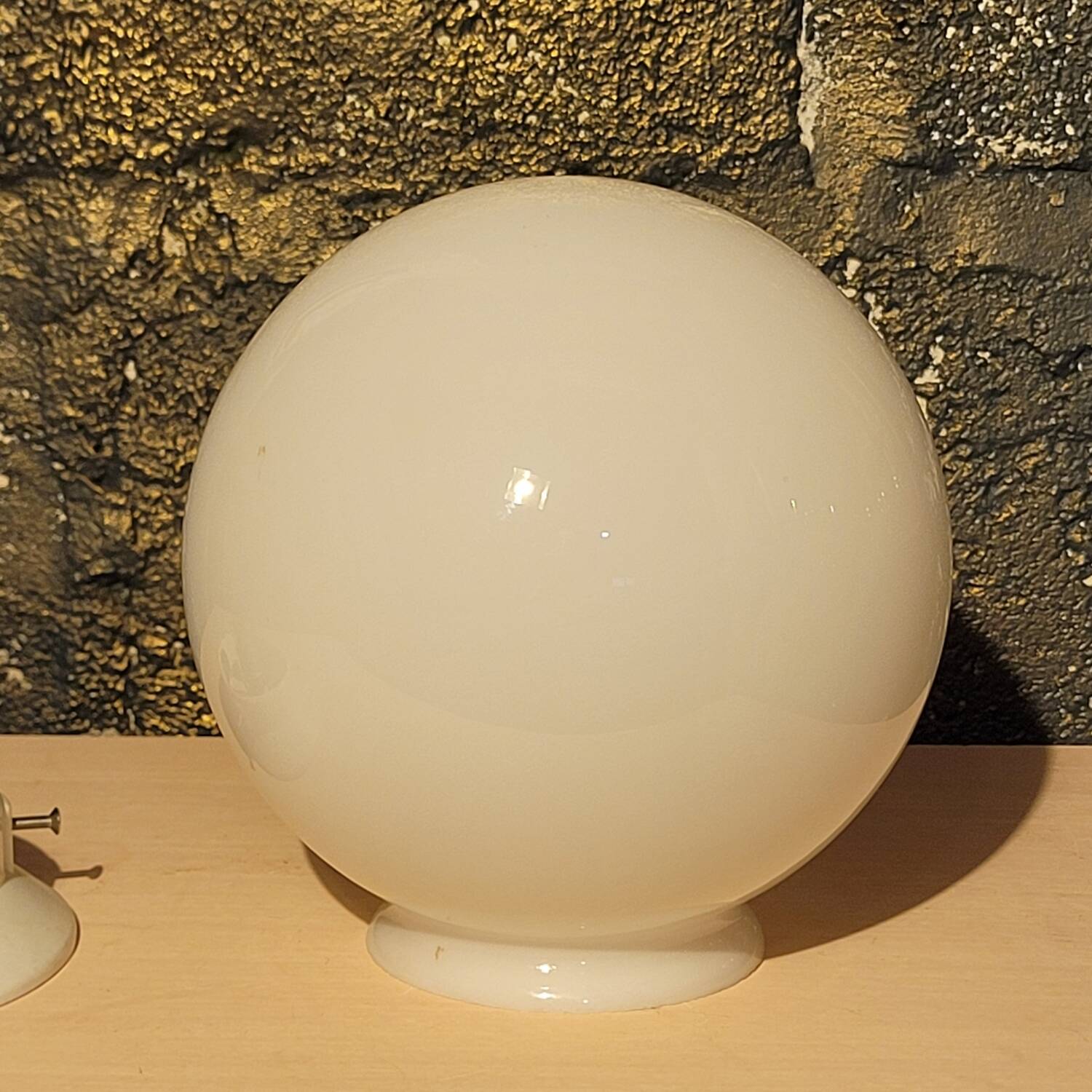 Applique ou plafonnier globe en opaline vintage