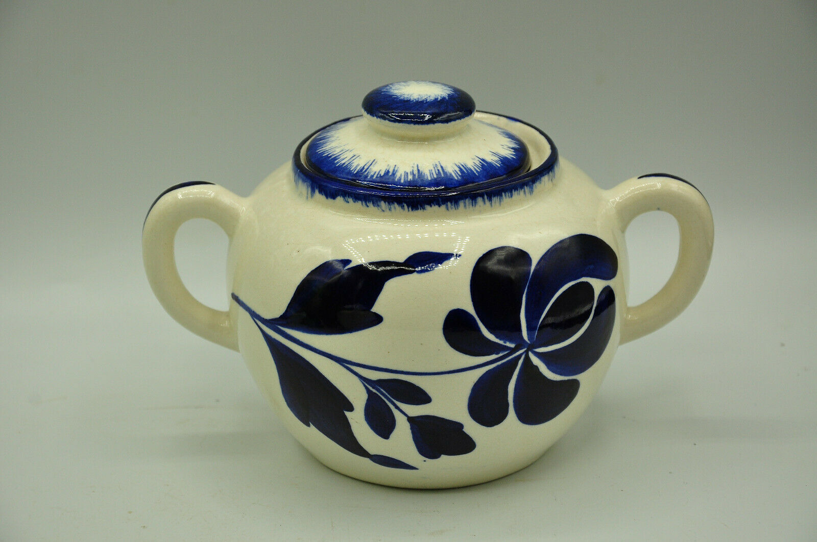 A teapot and sugar set by saline Thebes deco vinatage séventies collect.