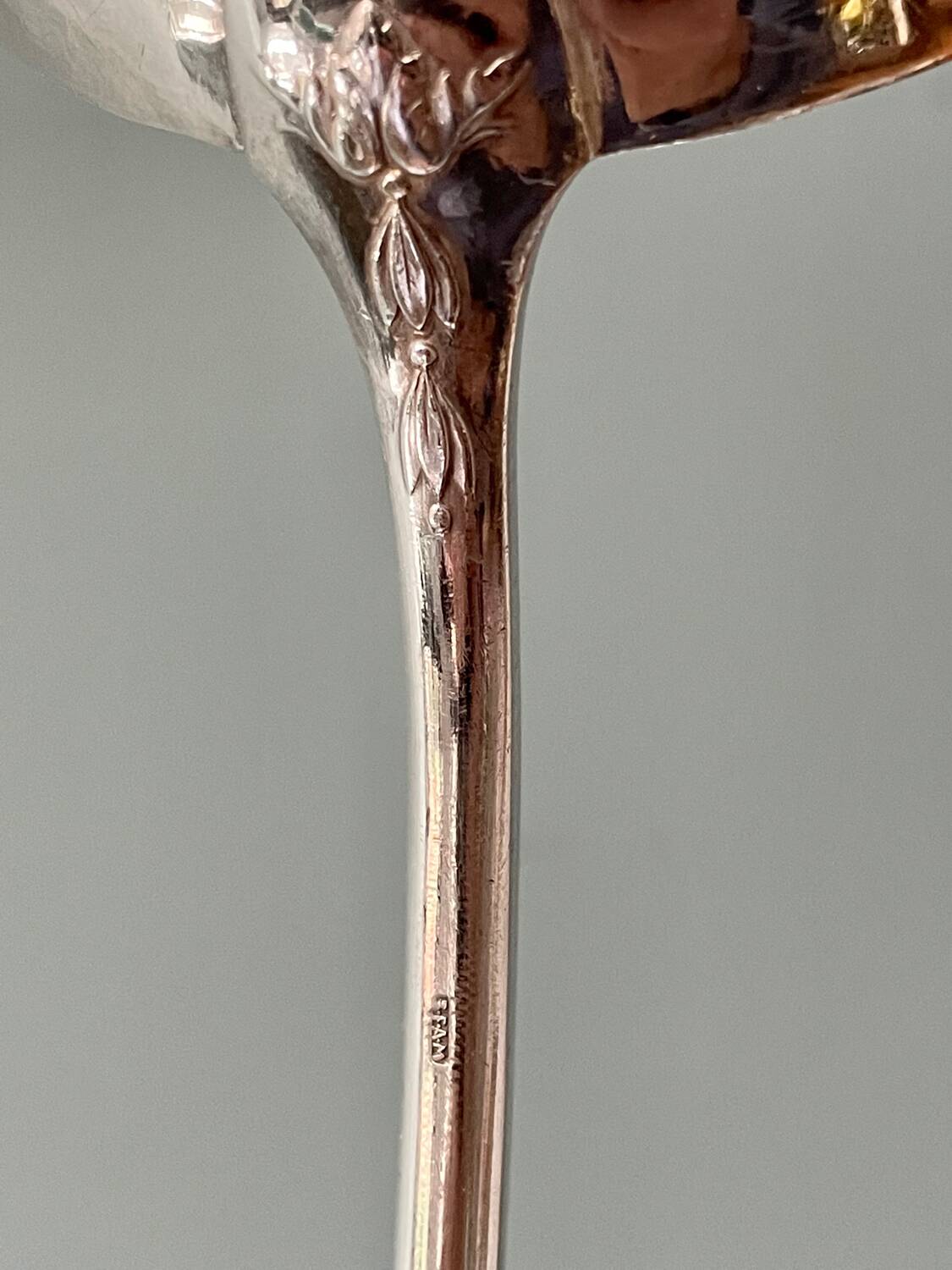 Grande louche ancienne en métal argenté, modèle baguette médaillon