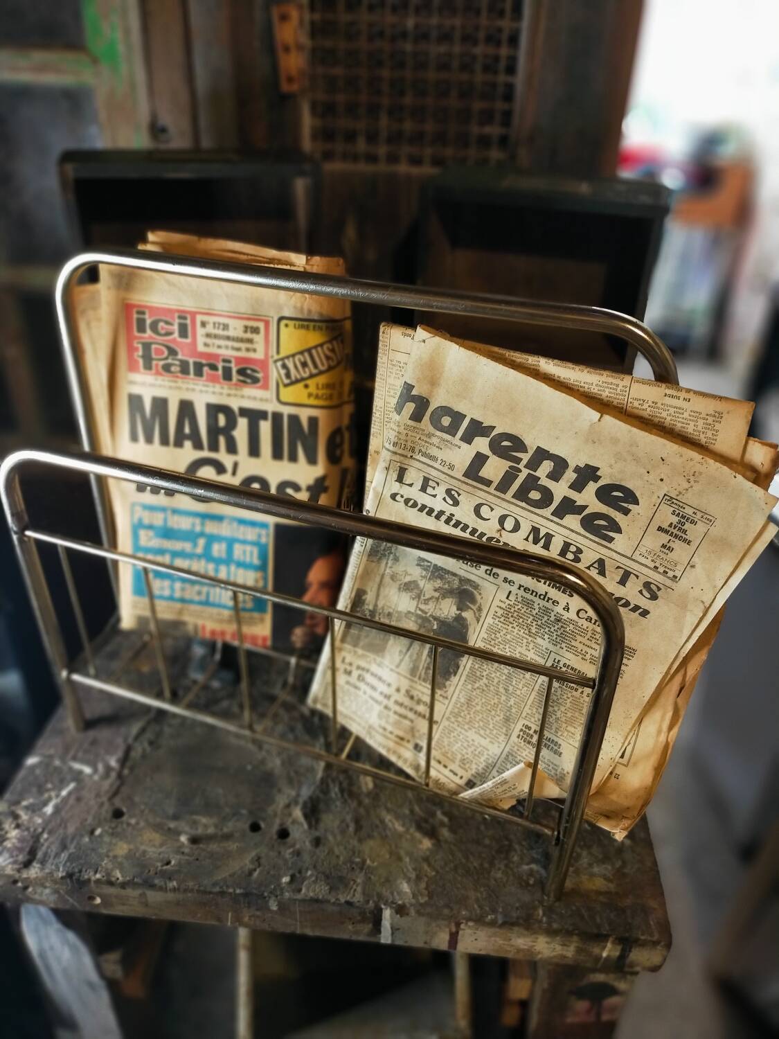 Magazine or vinyl holder in gold metal, 1960s