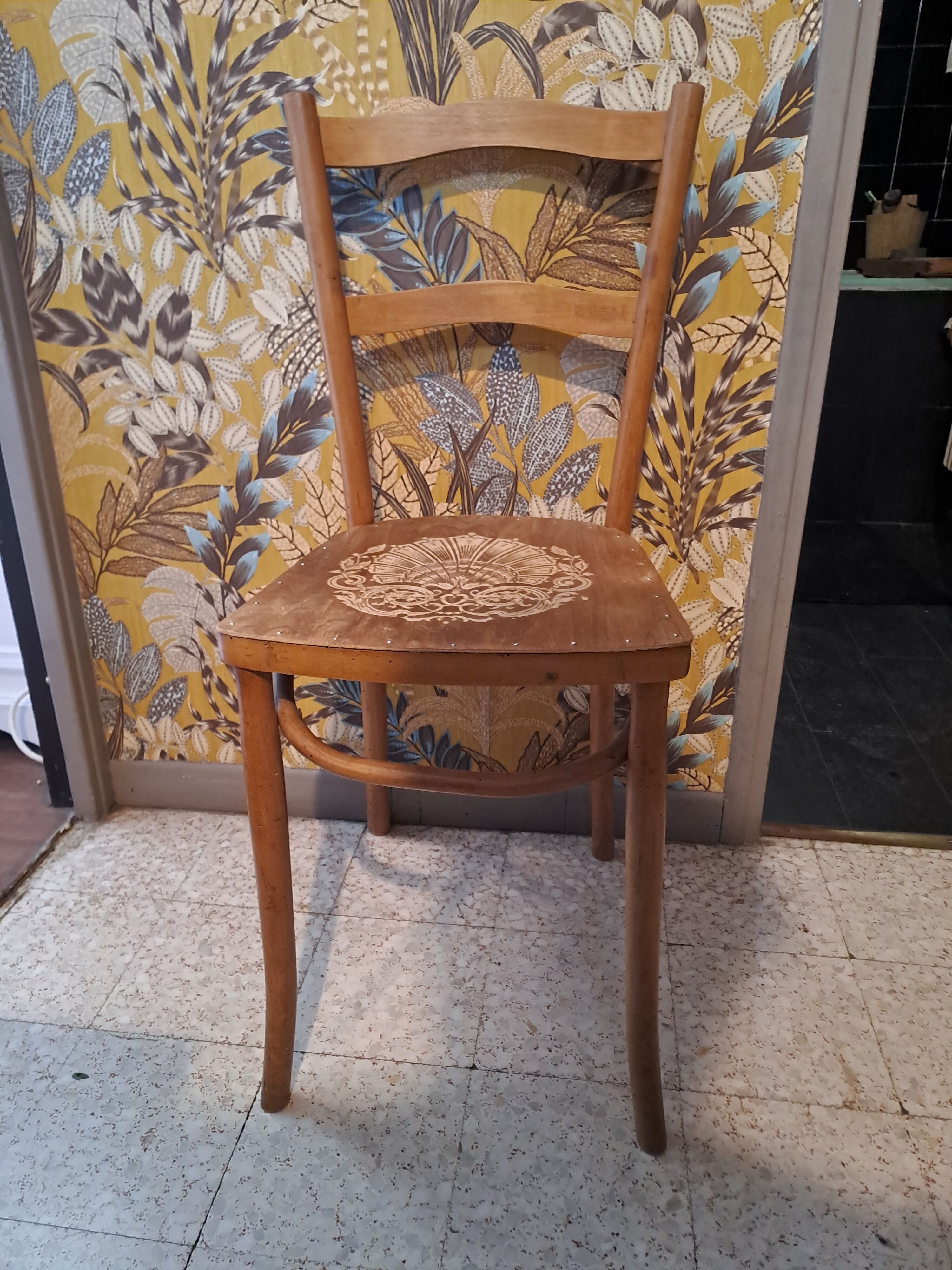 Chaise de style bistrot en bois blond 1940