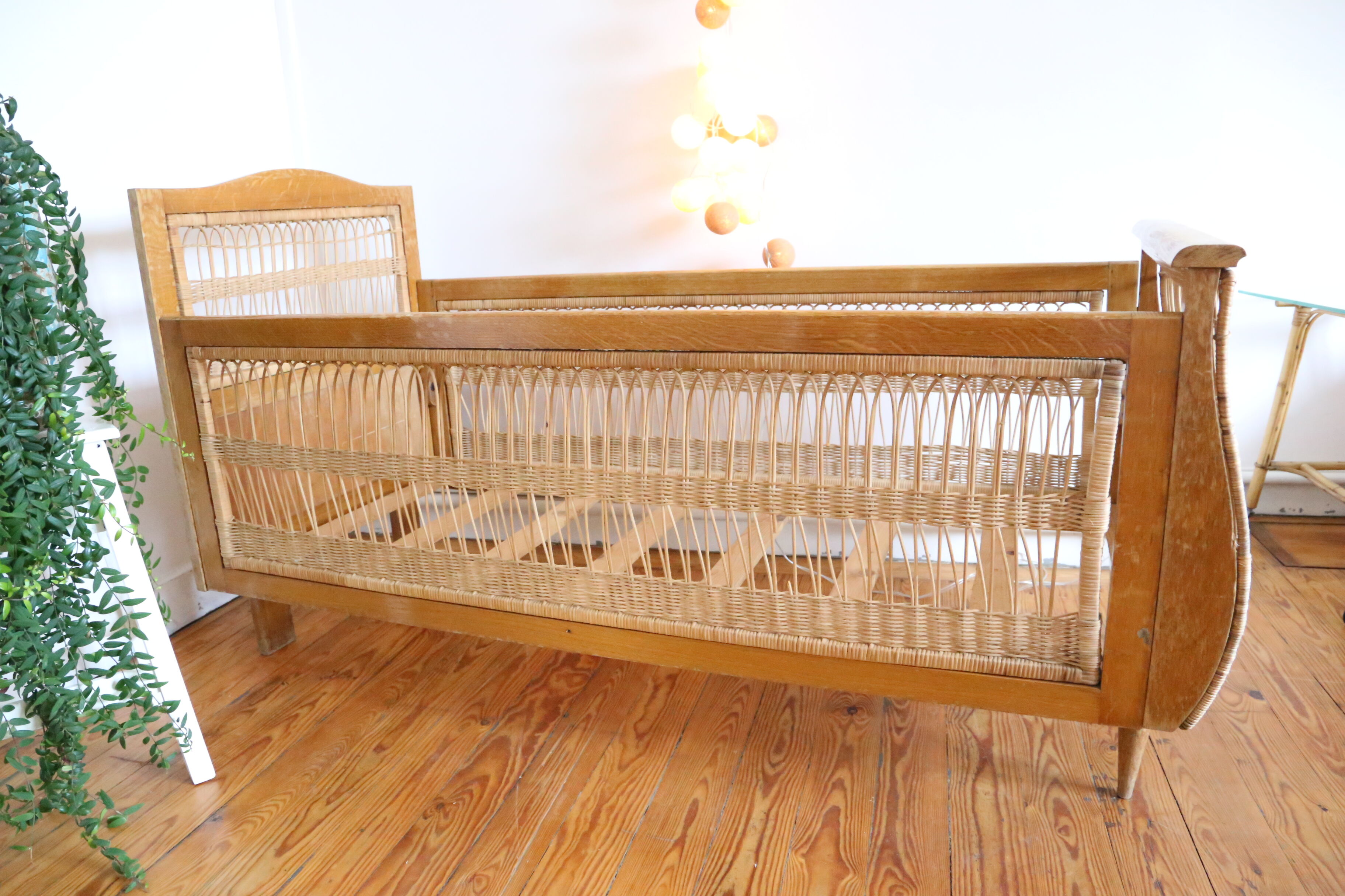 Child bed in curved wood and rattan