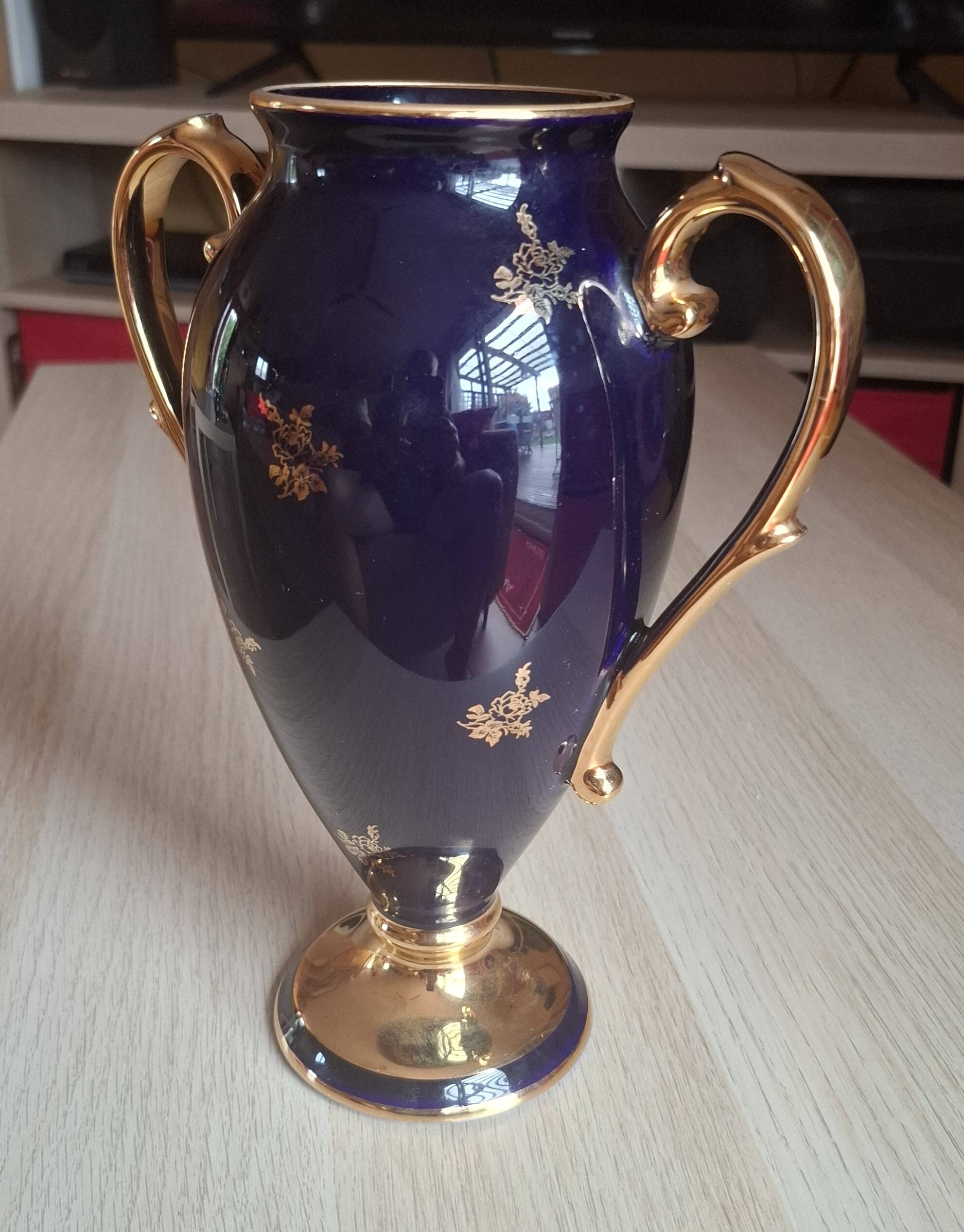 Vase en porcelaine de Limoges bleu de four et dorure 22K