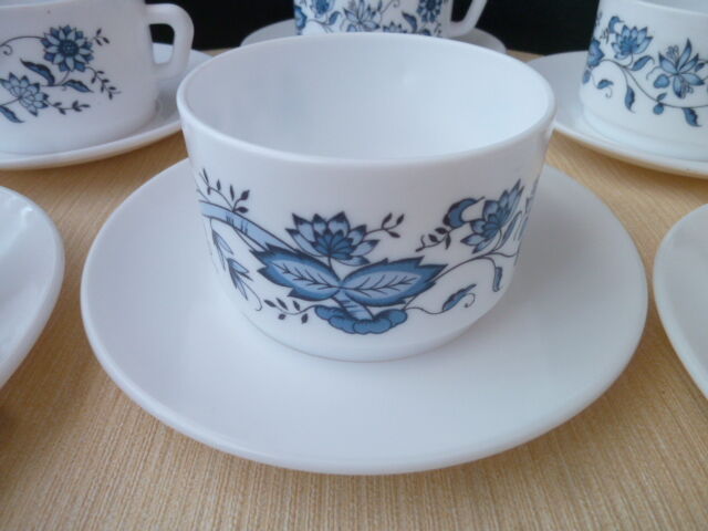 Set of 6 cups of tea or chocolate vintage in arcopal