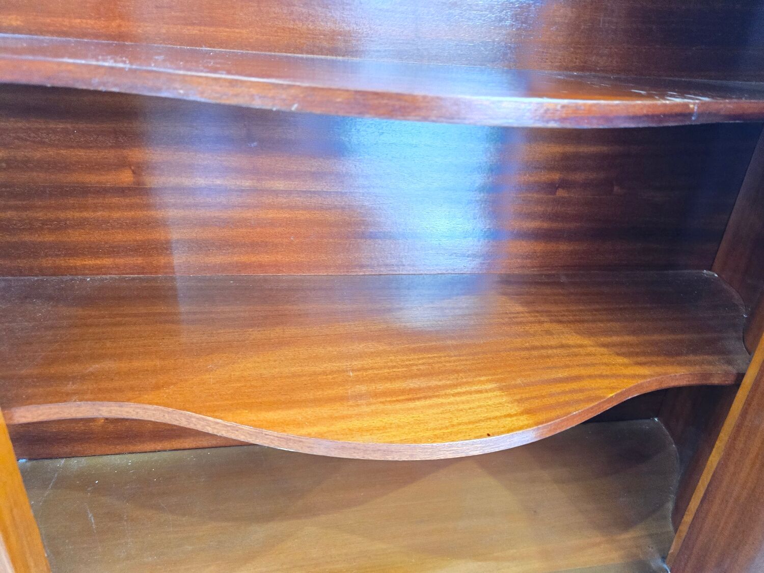 Curved support furniture in floral marquetry – Louis XV style, marble top, late 19th century.