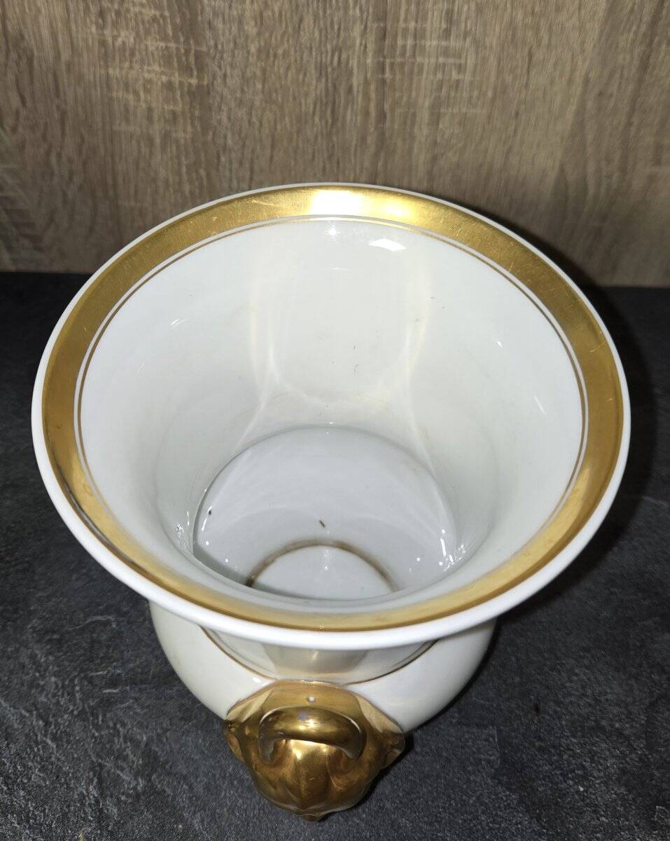 Cache-pot or decorative vase in white porcelain, Empire style.