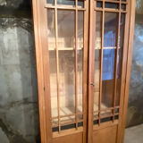 Bibliothèque en bois brut