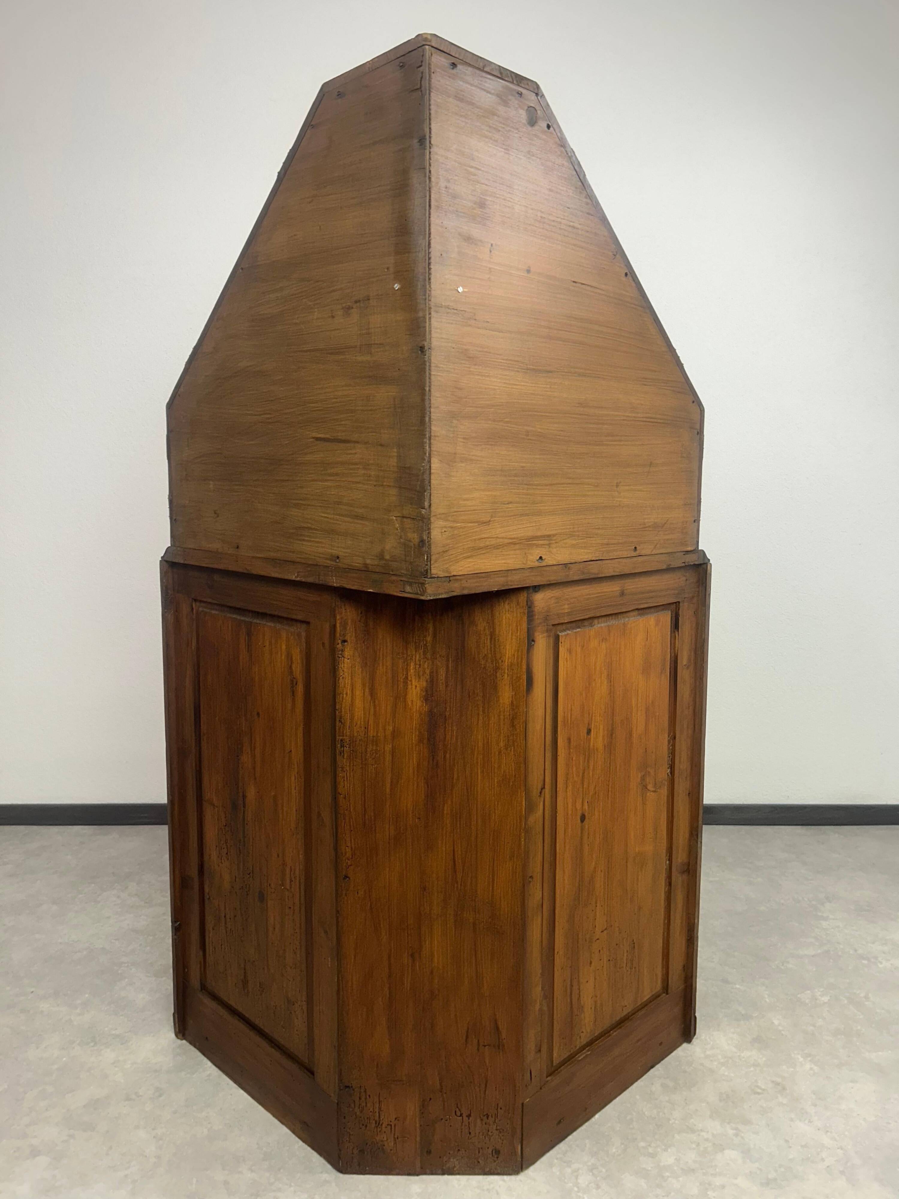 Vitrine d'exposition pour bijoux art nouveau pyramidale d'angle