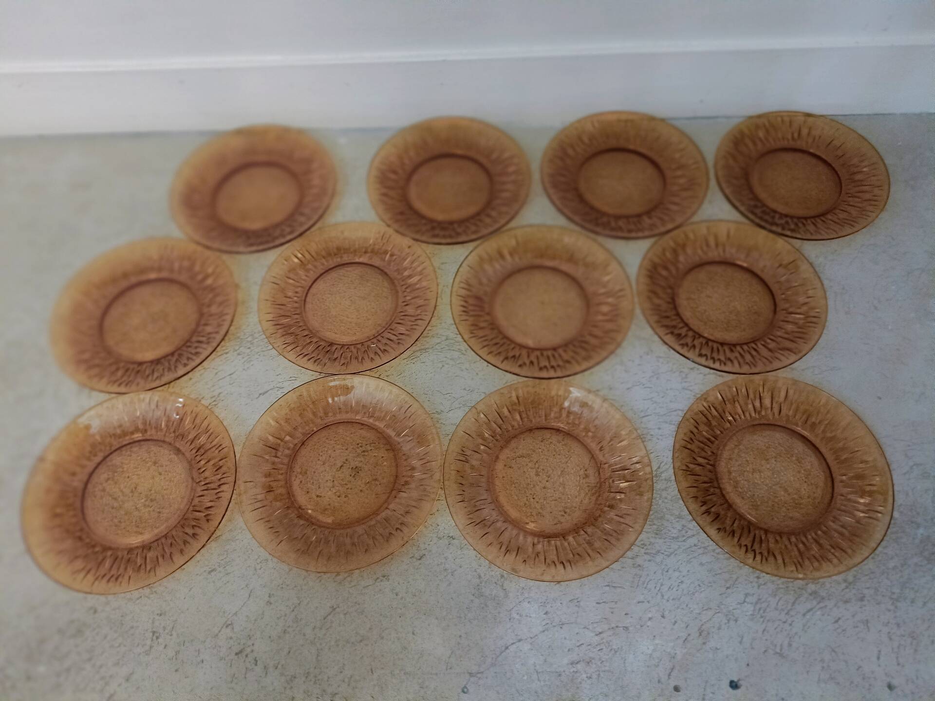 Twelve amber sunflower plates Vereco