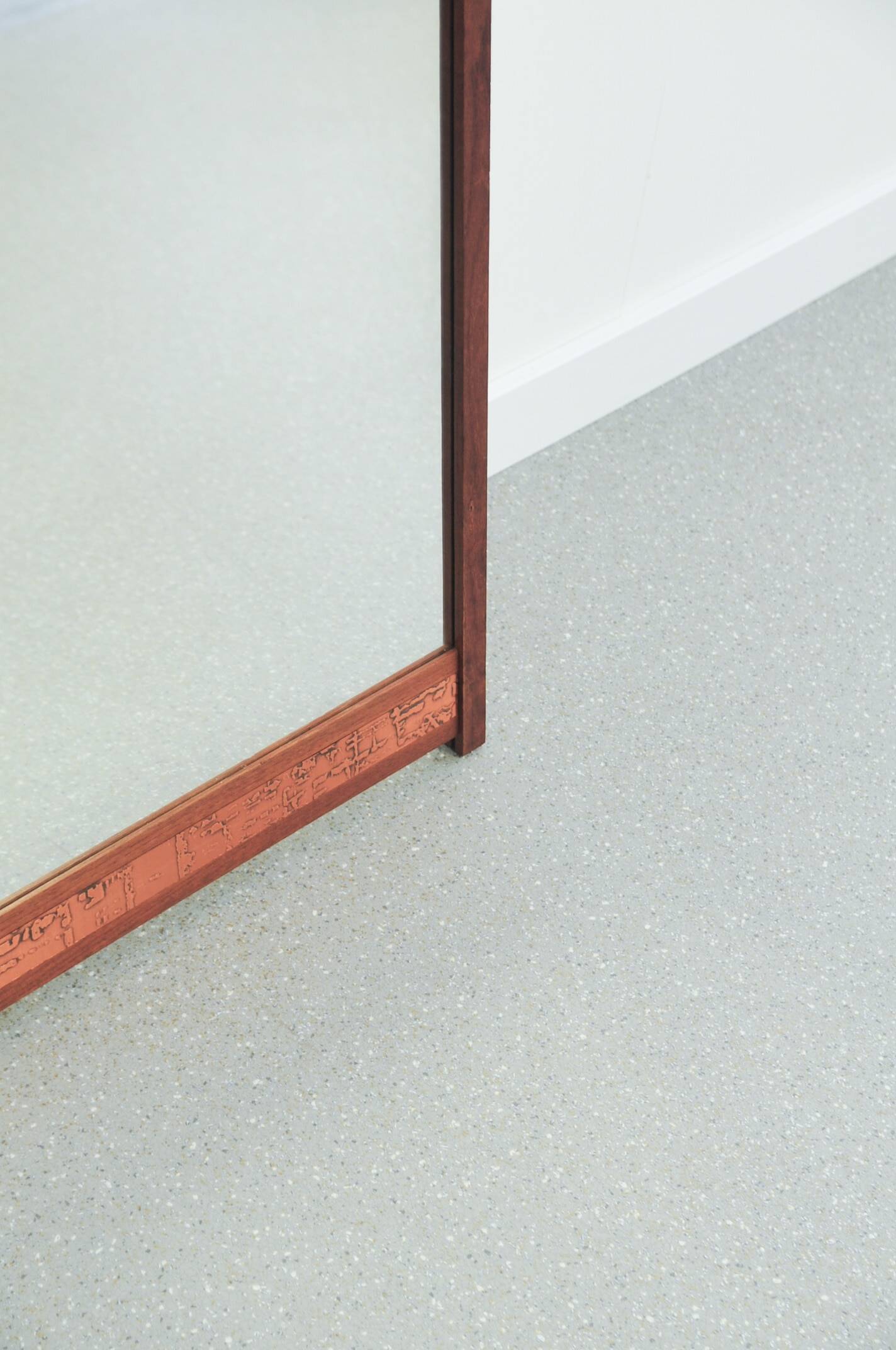 Miroir en teck avec bande en relief en cuivre
