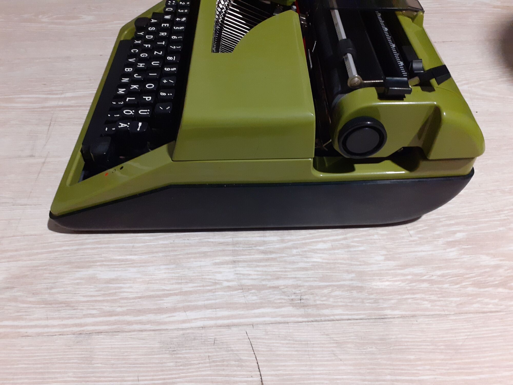 Olympia monica portable typewriter, olympia werke ag vilhelmshaven, made in united kingdom