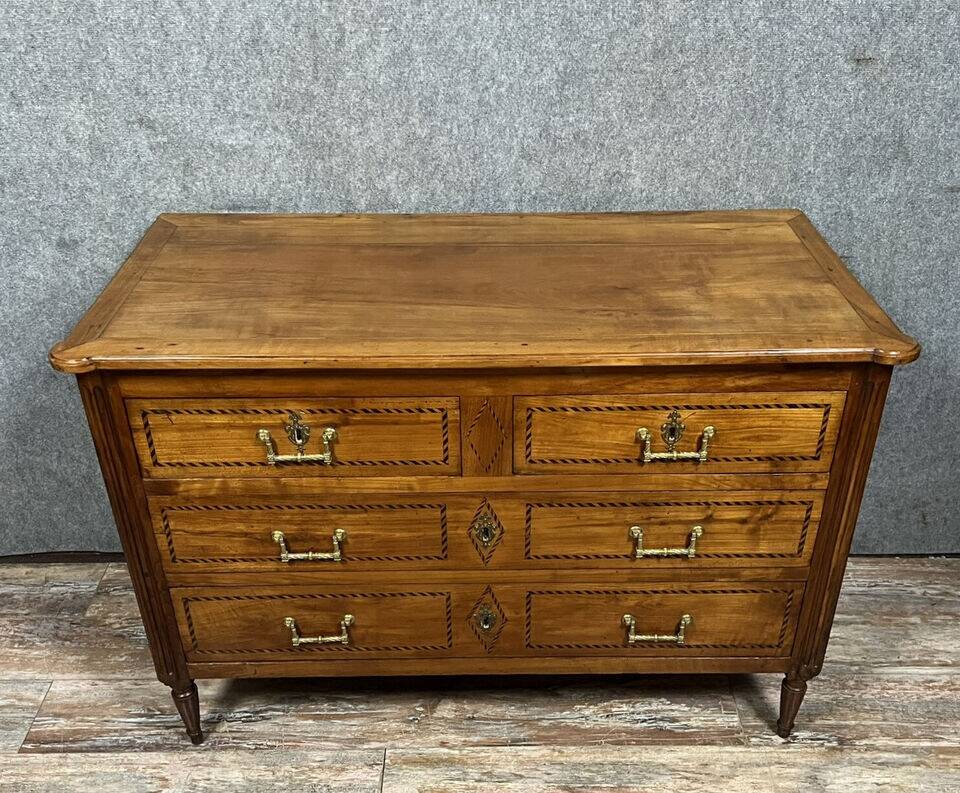 Louis XVI period chest of drawers in precious wood marquetry circa 1760
