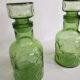 Paire de flacons en verre moulé vert années 70