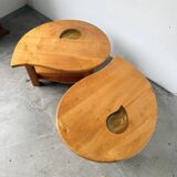 Tables basses en orme formant une goutte