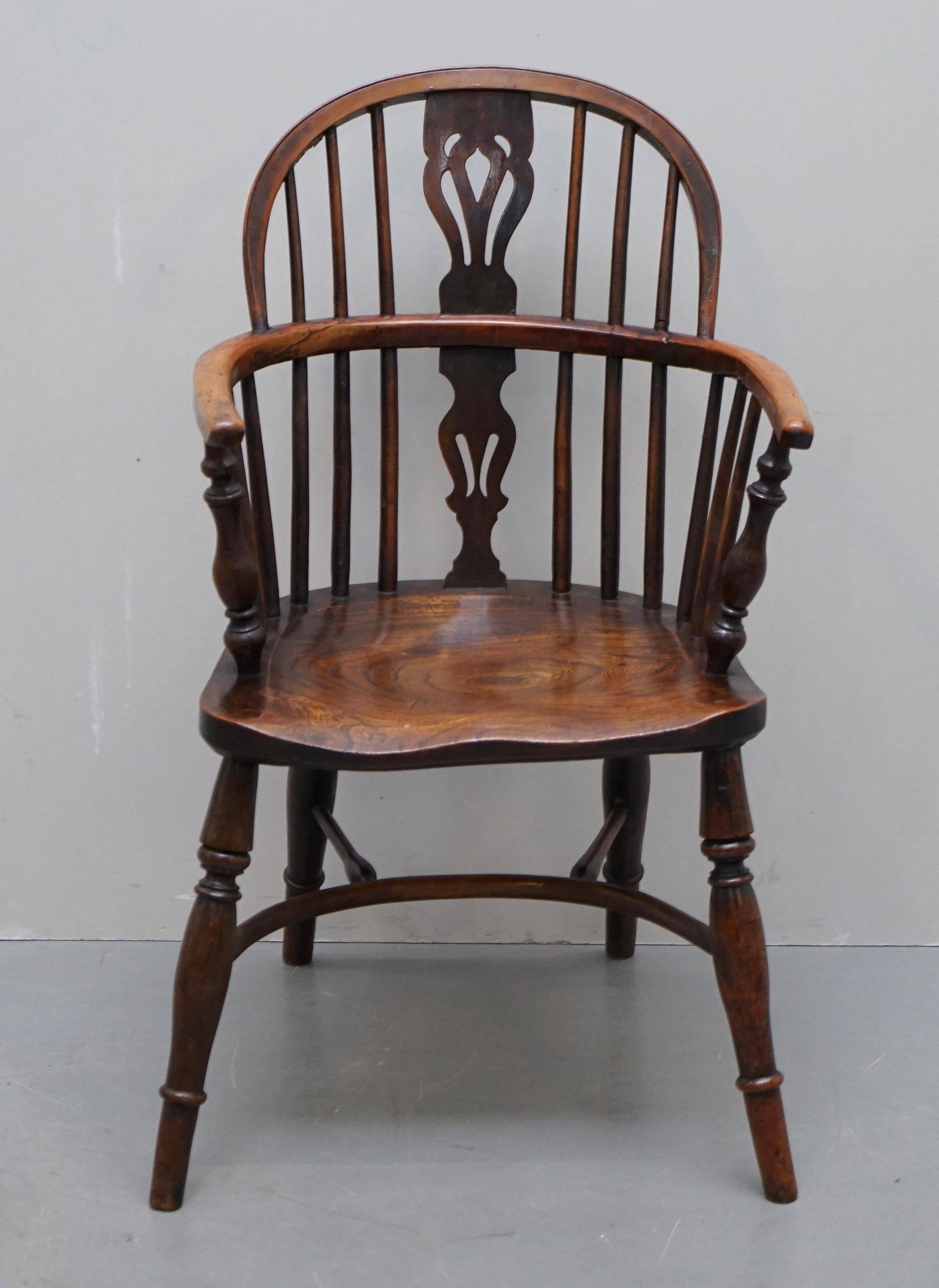 Windsor chair in solid elm circa 1860 - English furniture