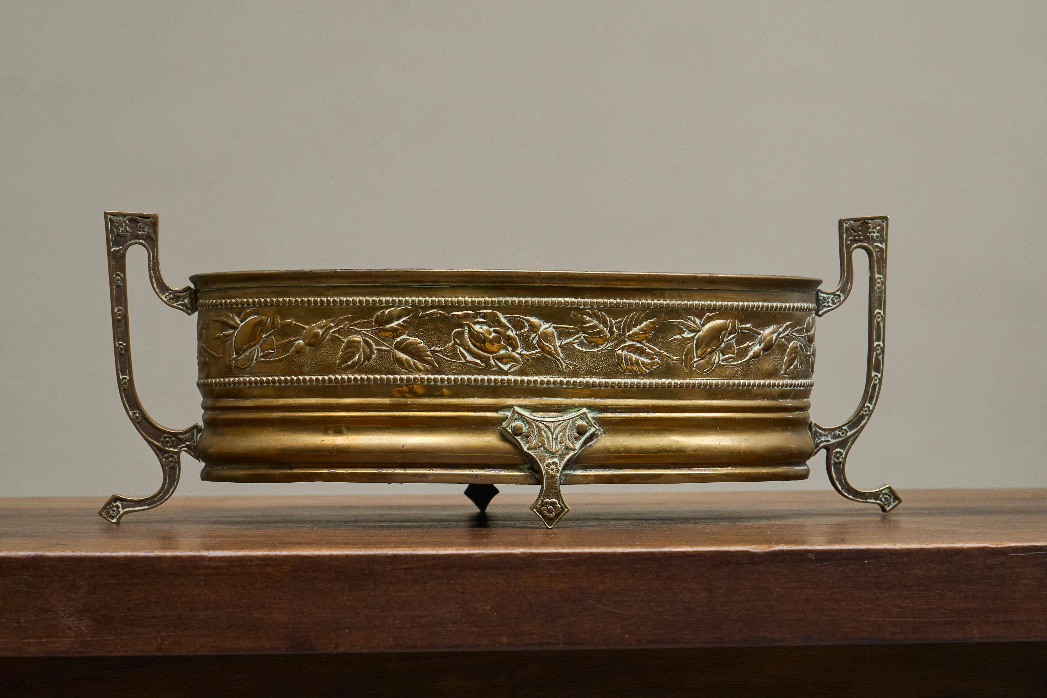 Neoclassical cache-pot in patinated brass, 19th century.