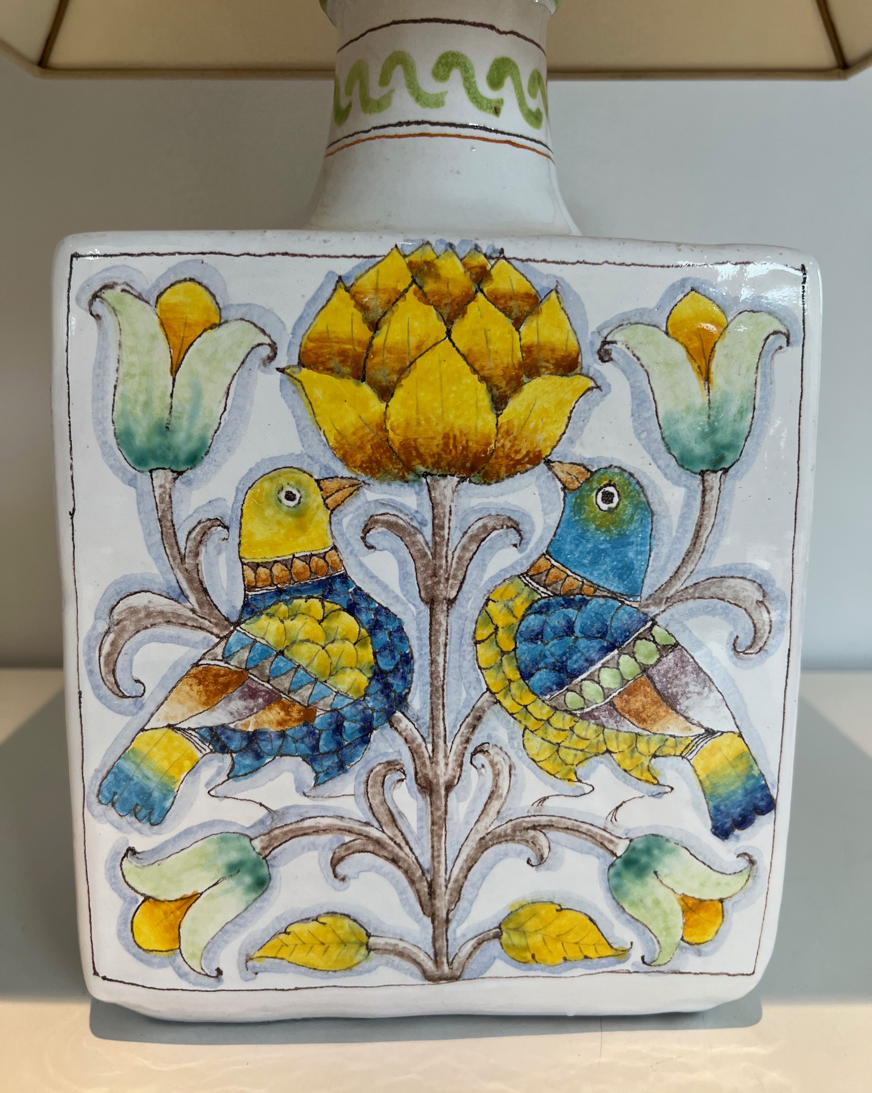 Lampe de table en faïence à décors d'oiseaux et de fleurs