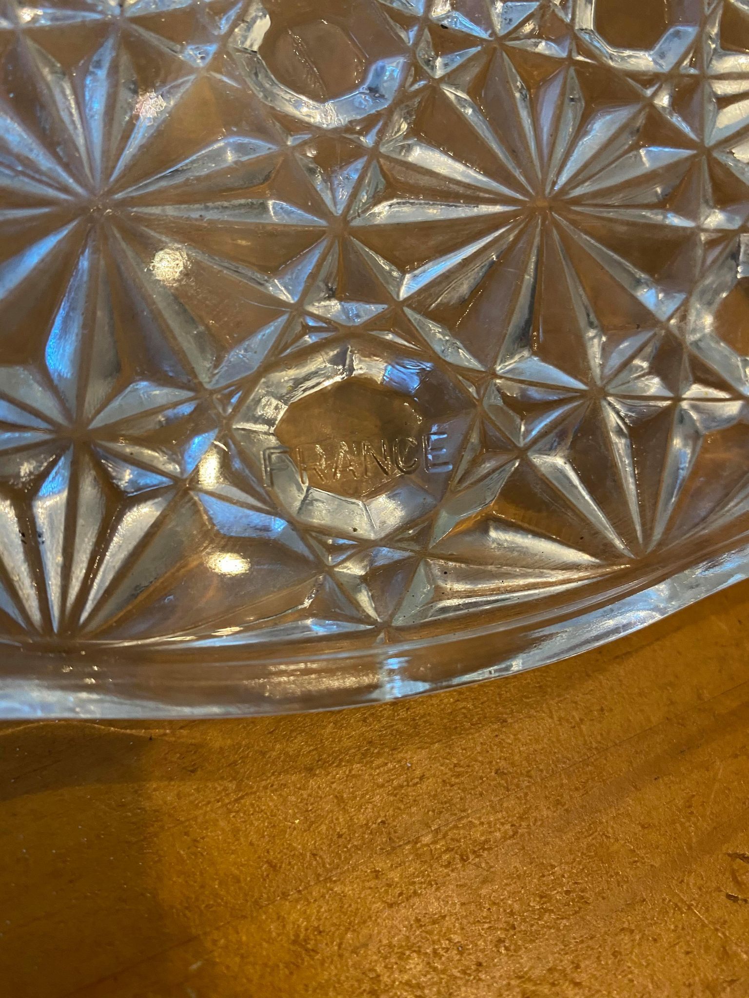 Round dish in chiseled glass
